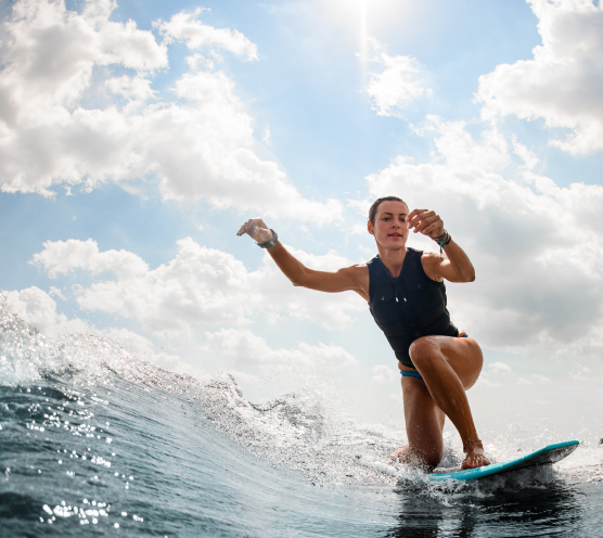 Mujer haciendo surf