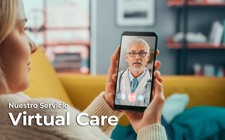 Mujer hablando con su doctor desde su teléfono móvil