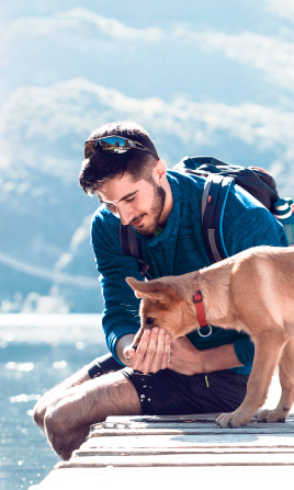 Hombre con su perro cerca del lago.