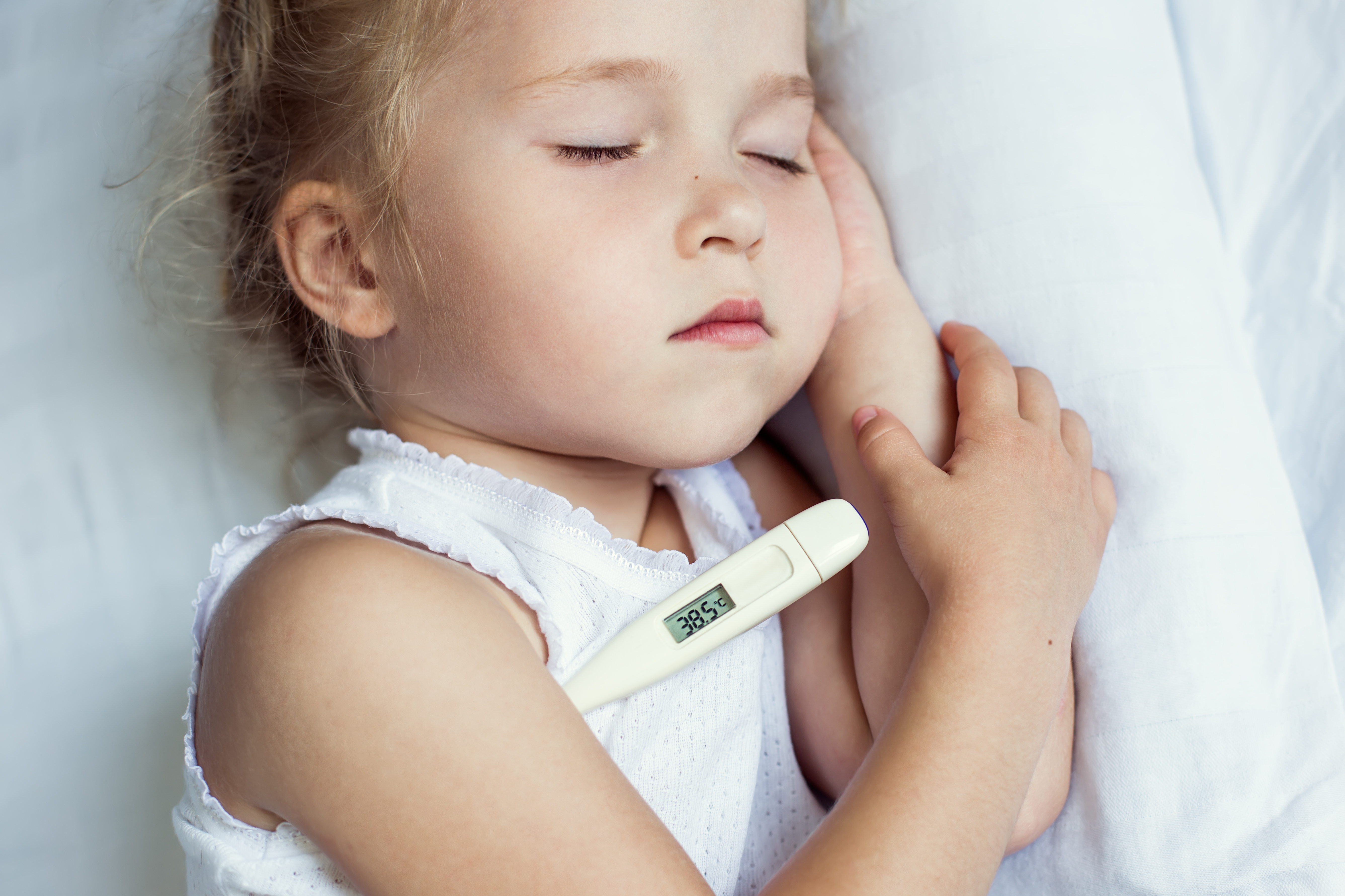 Un niño tiene fiebre con más de 38 grados de temperatura corporal