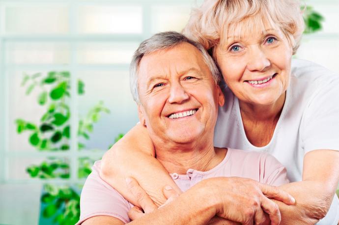 Una-pareja-de-la-tercera-edad-abrazandose