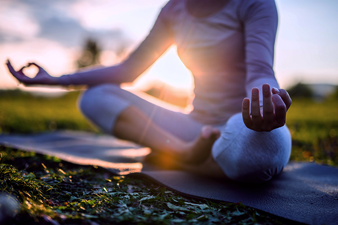 Mujer meditando