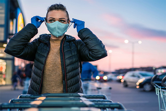Mujer preparándose para ir de compras con máscara protectora