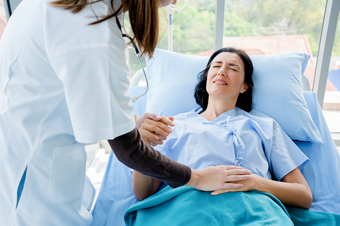 paciente-en-cama-de-hospital