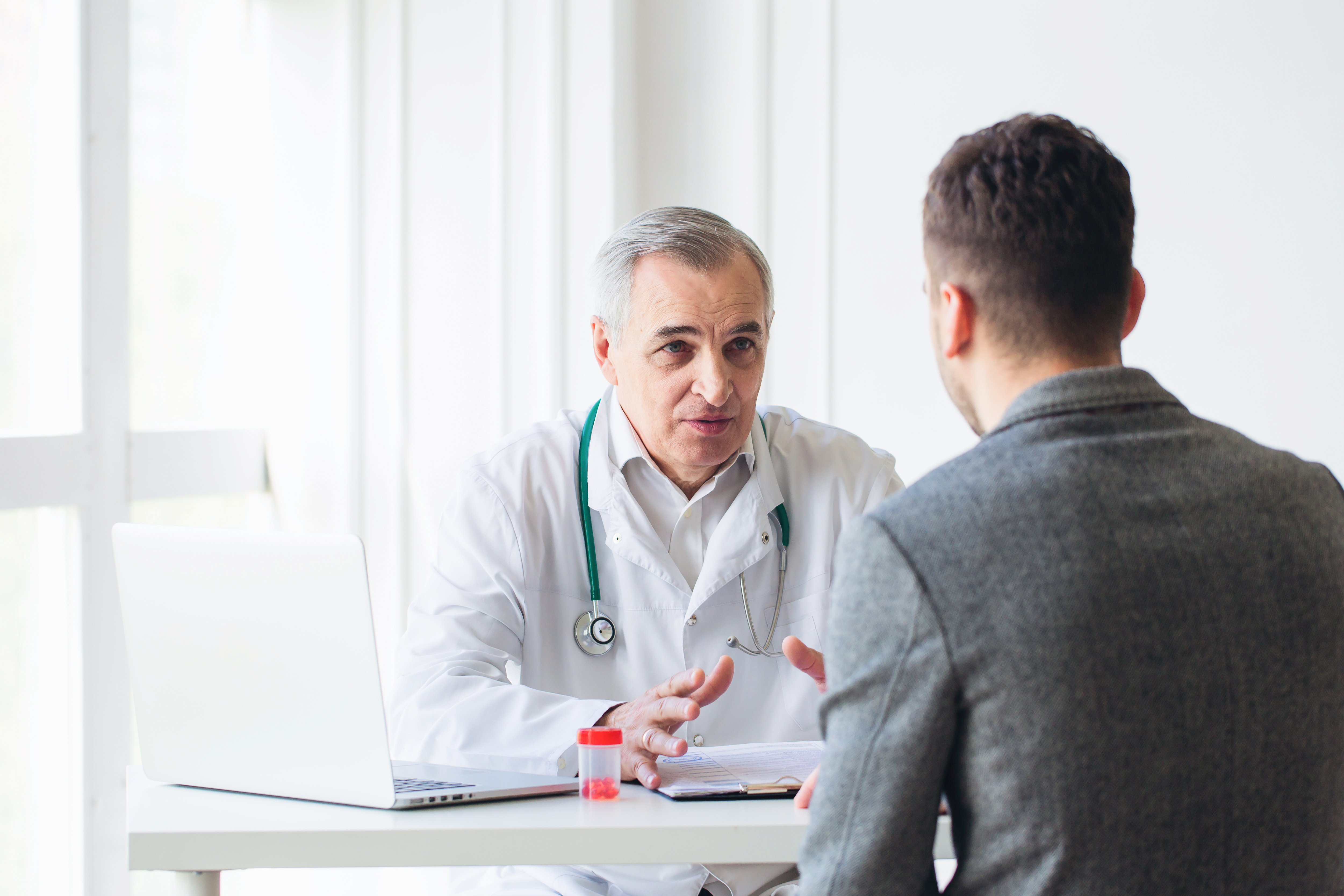 doctor-hablando-con-paciente