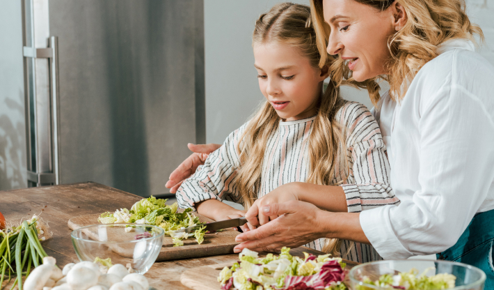 Mamá e hija cocinando