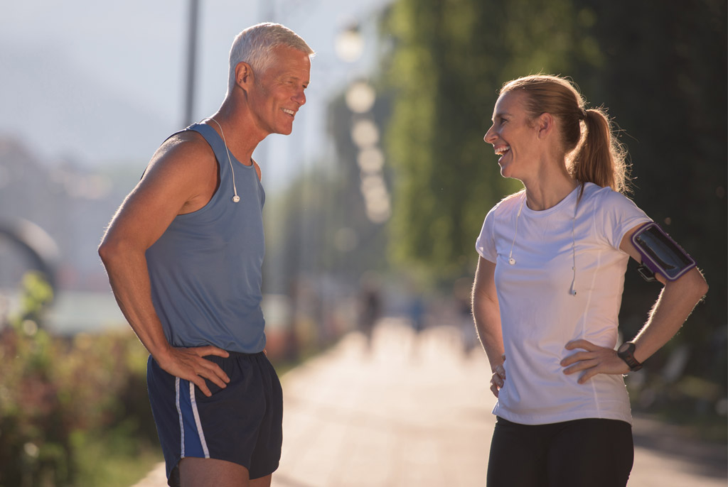 Dos adultos conversando después de correr