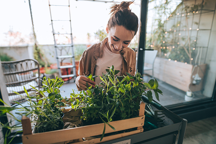 Mujer cuidando de sus plantas