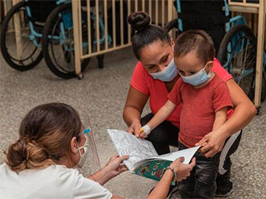 Dos mujeres con un niño pequeño