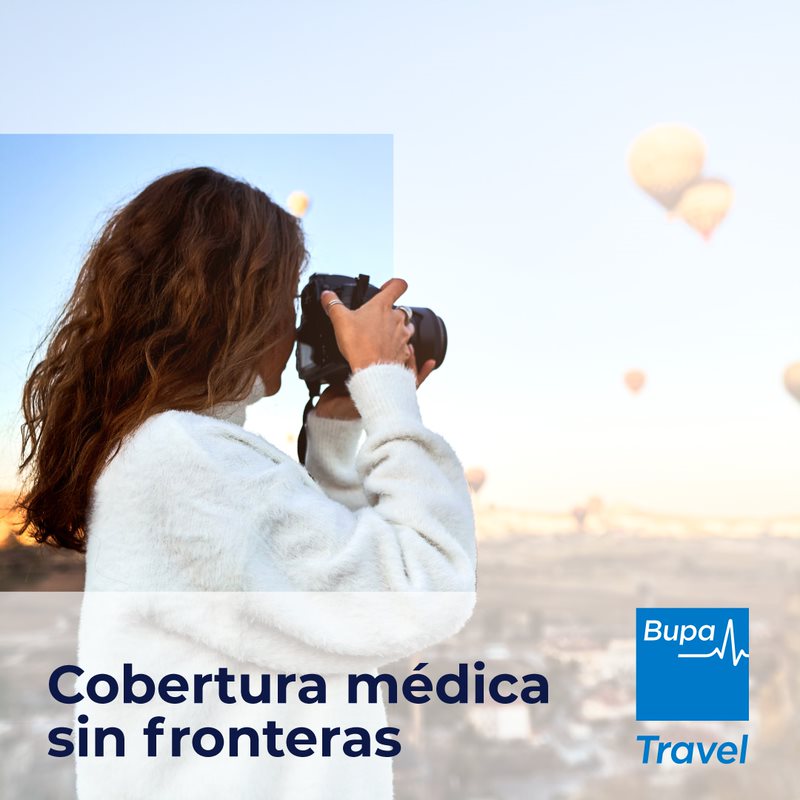Poster de una mujer tomando una foto con el texto: "cobertura médica sin fronteras".