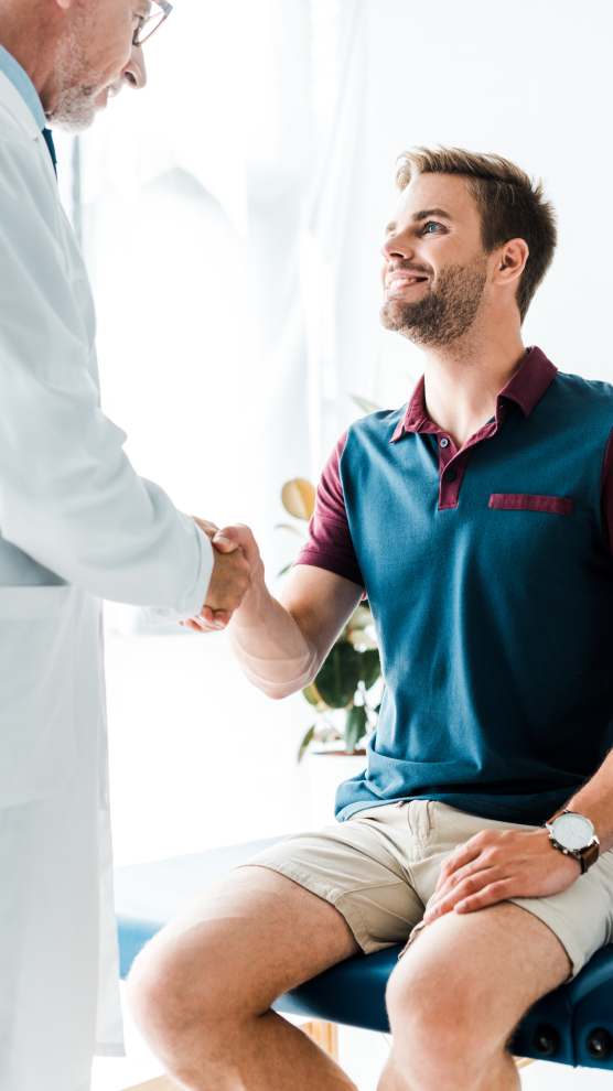 Paciente jóven y su doctor en el consultorio.