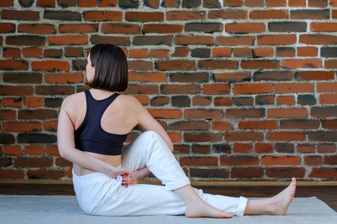 Mujer en postura Marichyasana