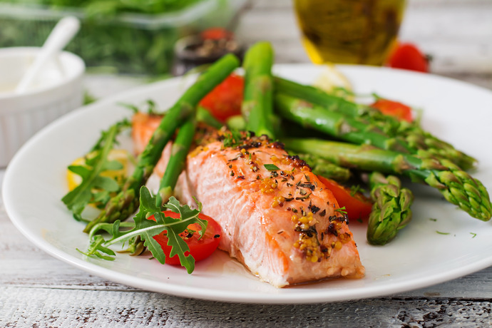 Plato de salmón con especias y espárragos