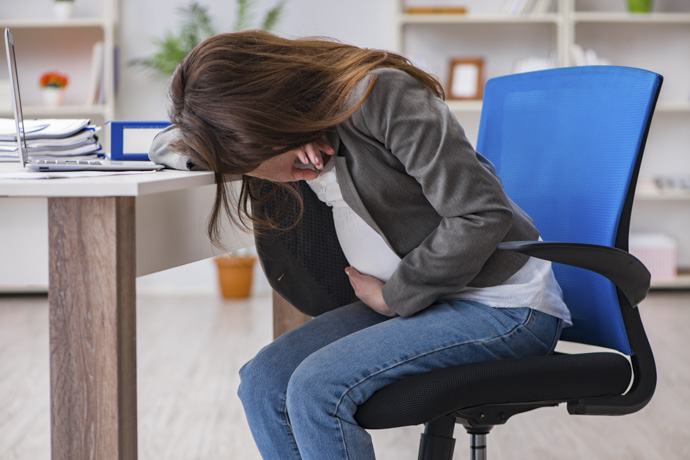 Mujer embarazada en primer trimestre con malestar