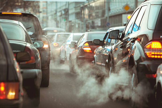 atasco de coches en ciudad con muchos gases