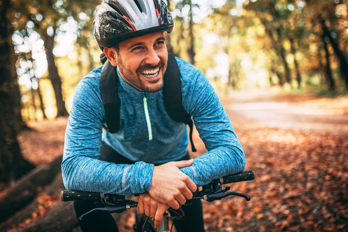 Ciclista descansando y sonriendo