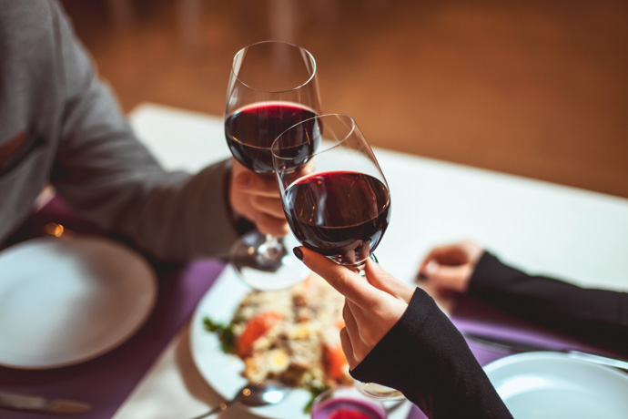 brindis con copas de vino