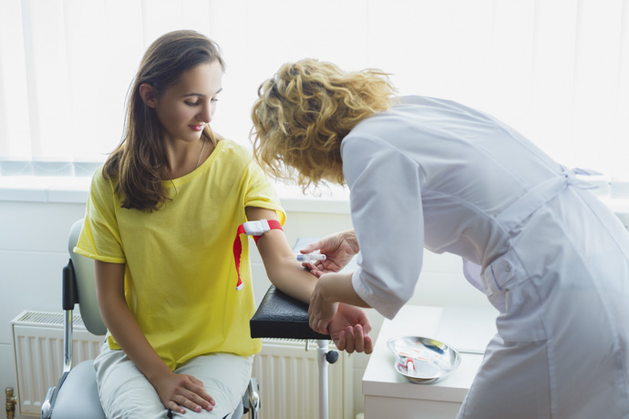 Persona haciéndose una prueba de colesterol 