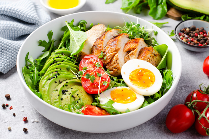 Ensalada variada en la dieta keto.