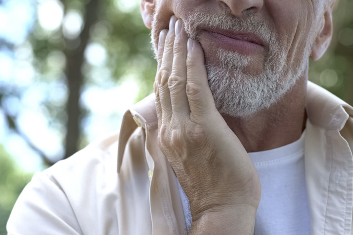 Hombre con dolor en implante dental