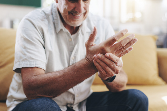 Hombre con problemas de circulación en las manos