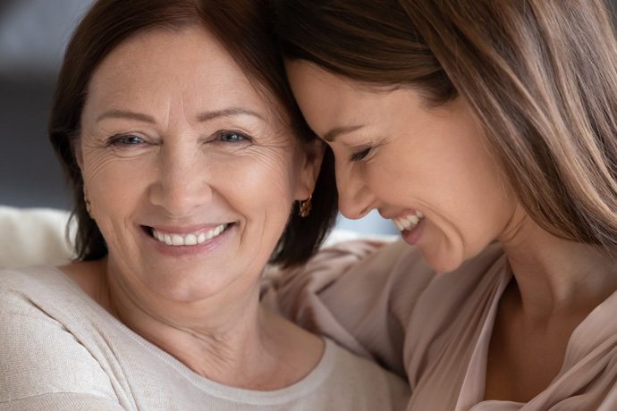 Madre e hija abrazadas