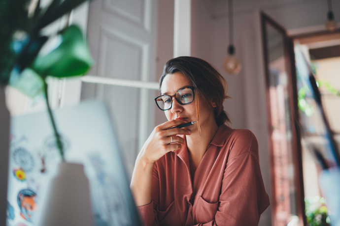 Mujer haciendo investigación online