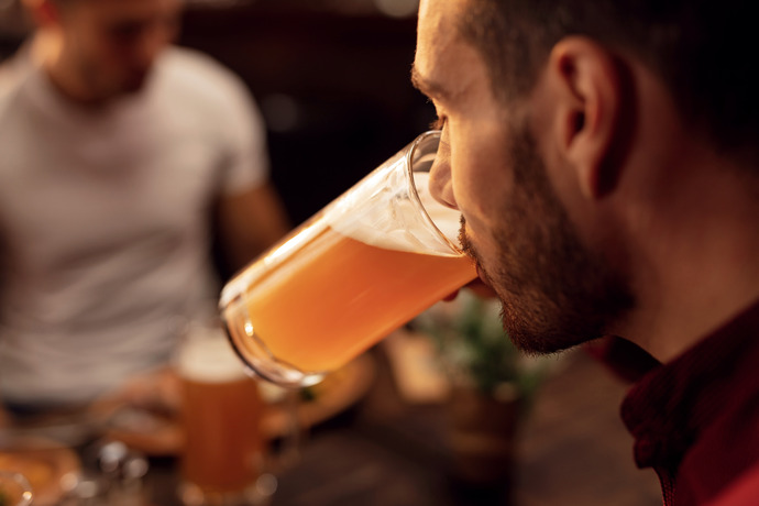 Hombre bebiendo una jarra de cerveza