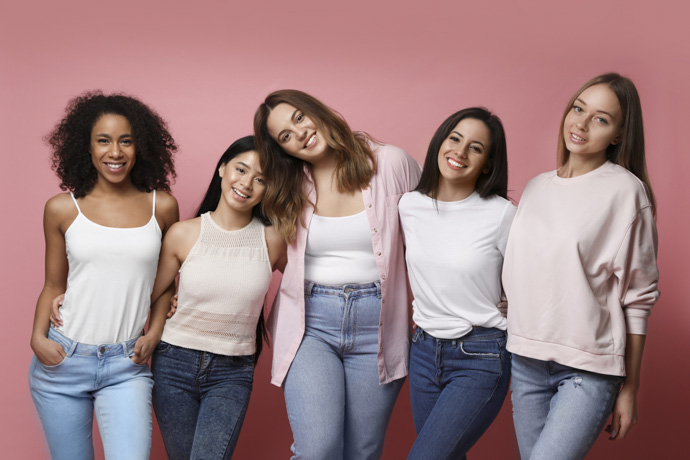 Grupo de adolescentes que crecen de manera distinta.