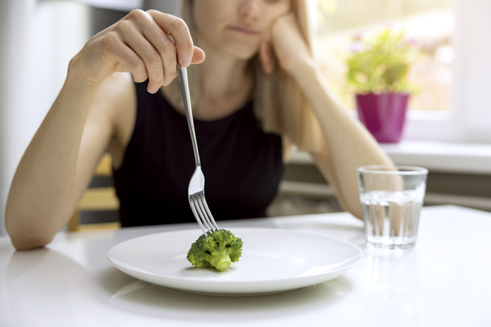 Persona haciendo dieta extrema