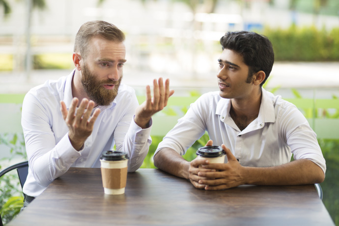 Hombre con mitomanía exagera historias