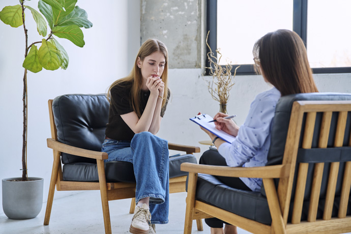 Mujer con mitomanía en tratamiento psicológico