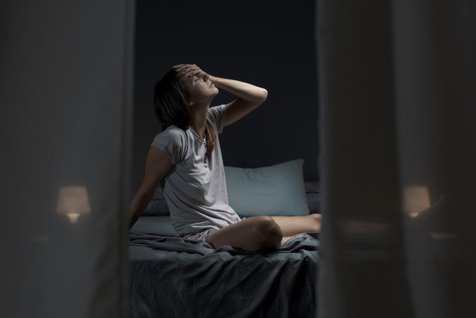 Mujer sudando por la noche en la cama