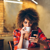 Mujer navegando su celular