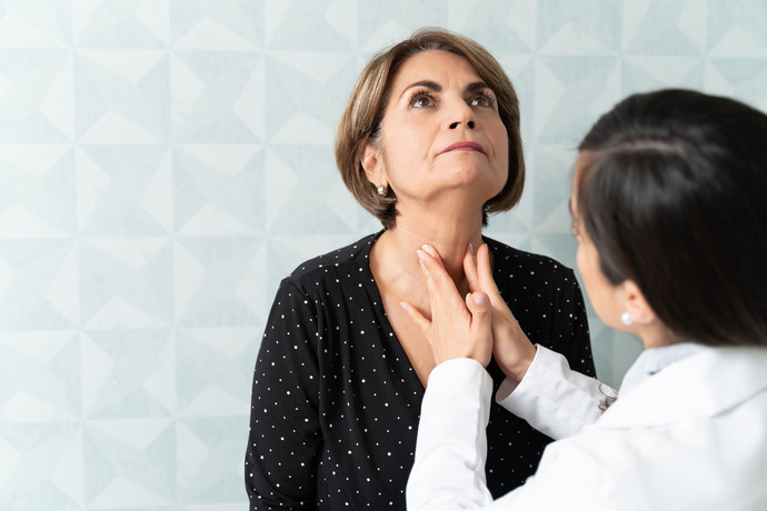 Mujer tratándose la voz ronca sin dolor de garganta con un especialista médico.