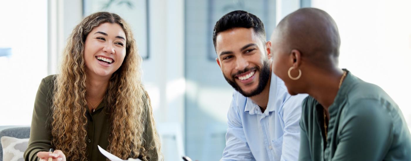 personas reunidas para evaluar un programa de wellness
