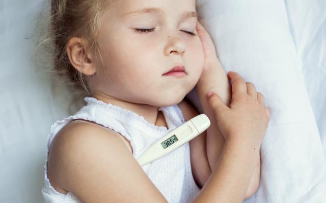 tranquilo bolita Transitorio Cómo bajar la fiebre en niños y bebés - Bupa