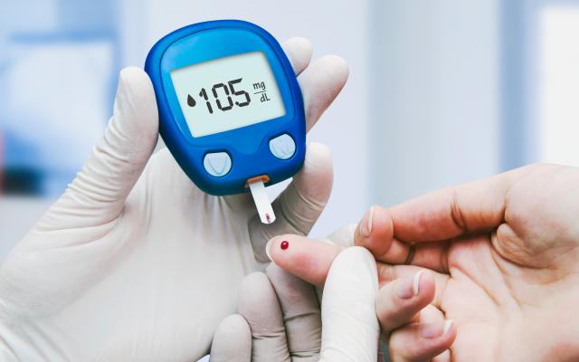 Prueba de glucosa en sangre para determinar si tienes prediabetes