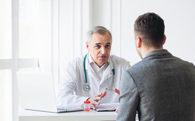 doctor-hablando-con-paciente