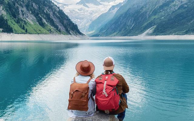 Pareja frente a un lago