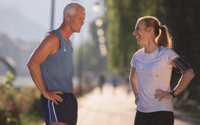 Dos adultos conversando después de correr 