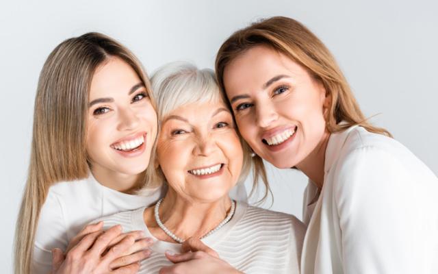 Mujeres sonriendo a la cámara