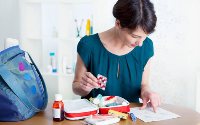 Mujer preparando un botiquín de viaje