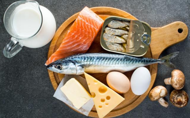 https://www.bupasalud.com/sites/default/files/styles/640_x_400/public/articulos/2024-09/fotos/alimentos-vitamina-d-1.jpg?itok=GEEvtekv&utm_source=chatgpt.com