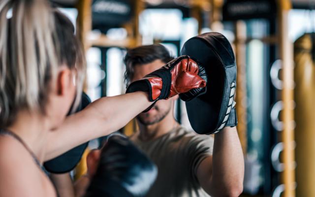 mujer practicando boxeo