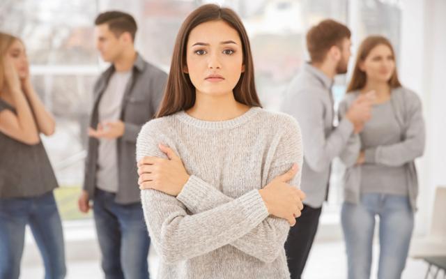 Persona superando ansiedad social con técnicas de exposición