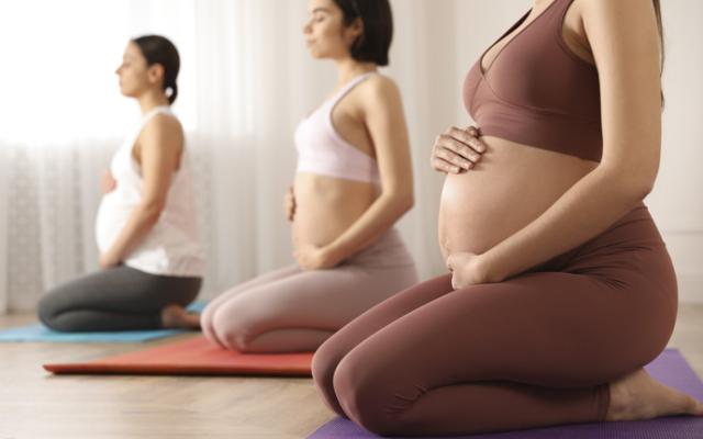 Mujeres embarazadas haciendo yoga