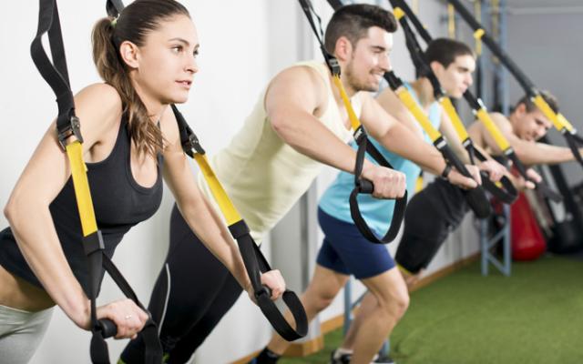 Personas haciendo TRX