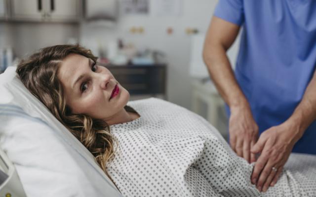 Mujer en el médico por posible aborto espontáneo