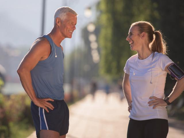 Dos adultos conversando después de correr 